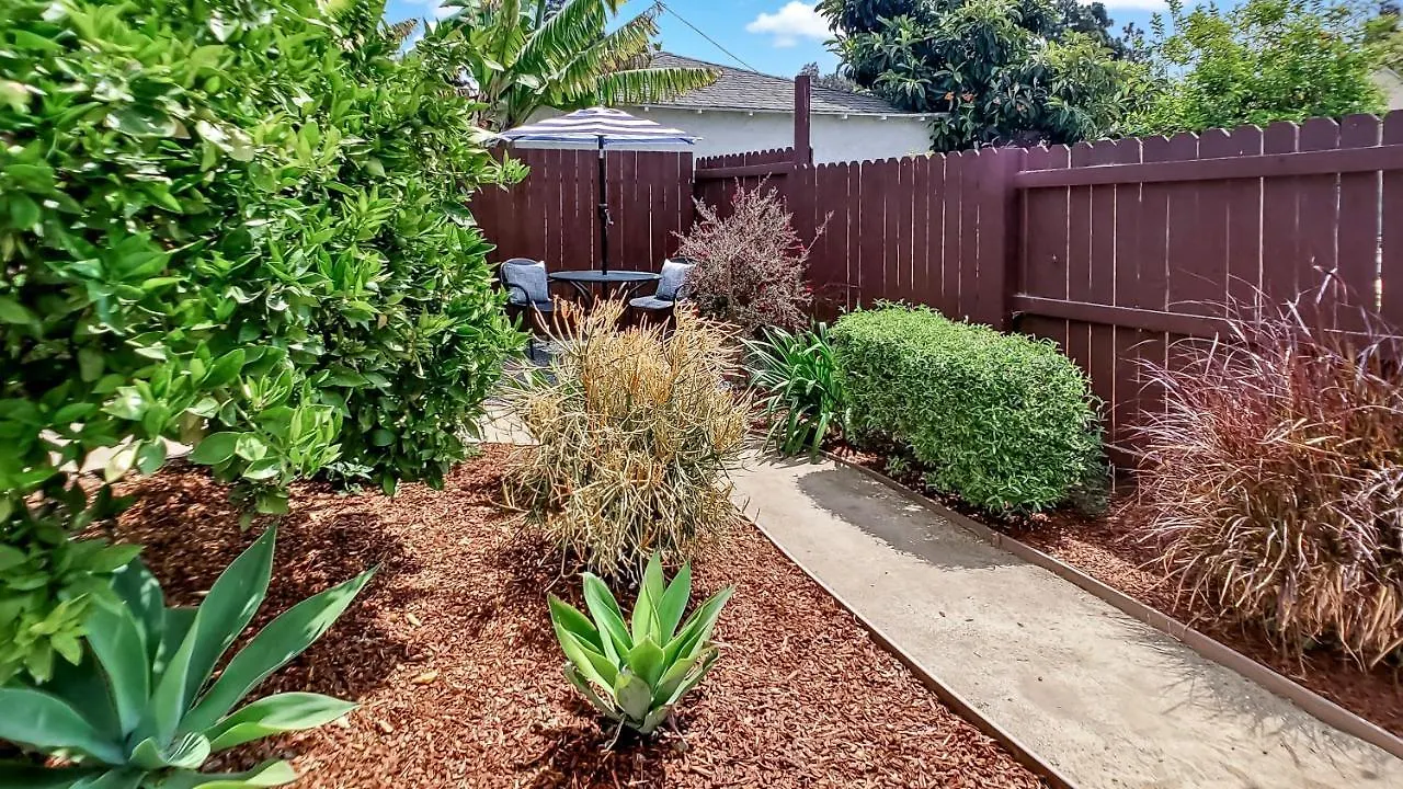 Spacious, Chic, Pristine And Free Parking! Culver City Apartment