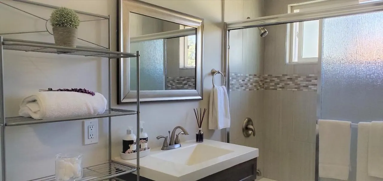 Apartment Spacious, Chic, Pristine And Free Parking! Culver City