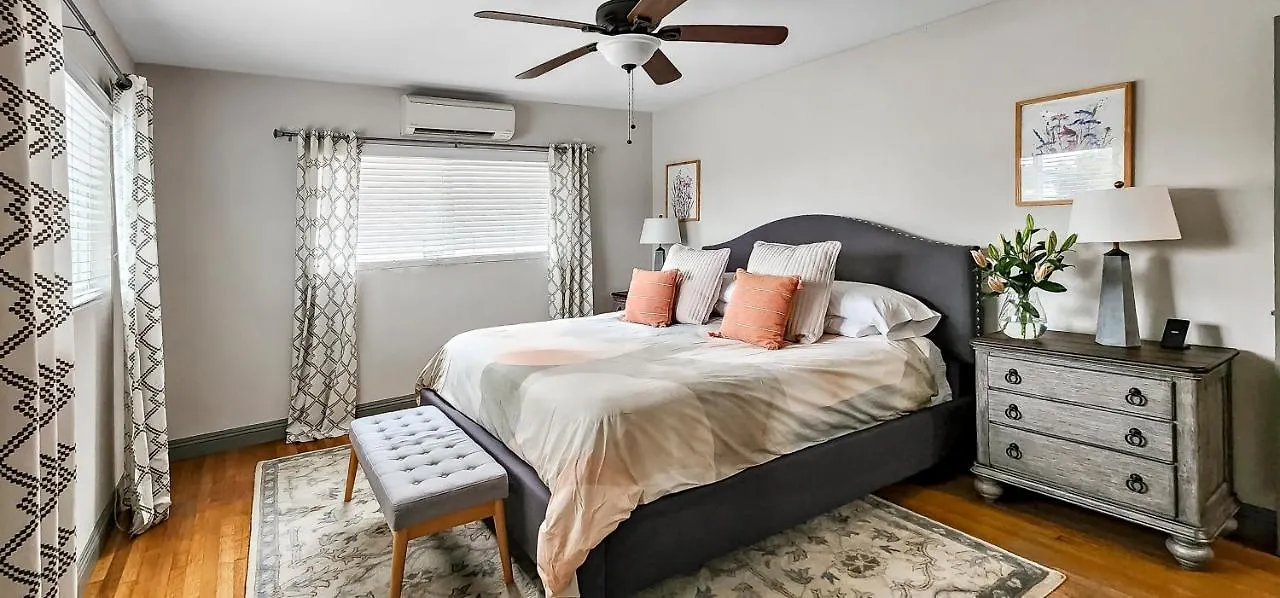 Spacious, Chic, Pristine And Free Parking! Culver City