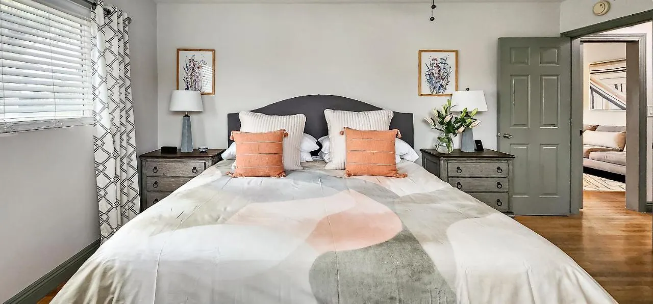 Spacious, Chic, Pristine And Free Parking! Culver City Apartment