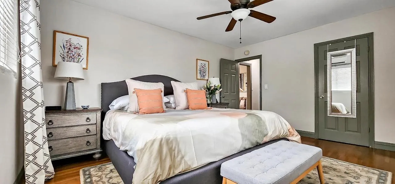 Spacious, Chic, Pristine And Free Parking! Culver City