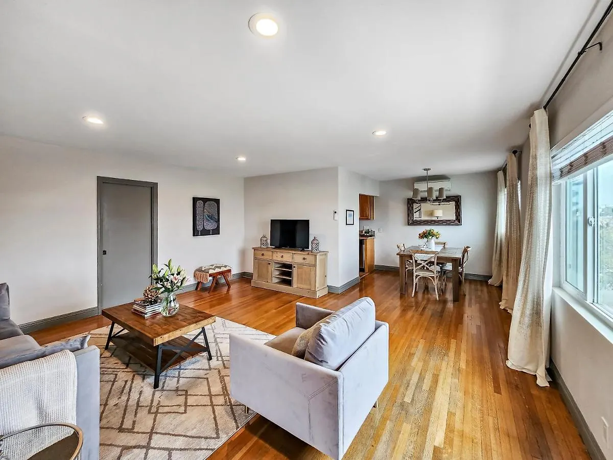 Spacious, Chic, Pristine And Free Parking! Culver City Apartment